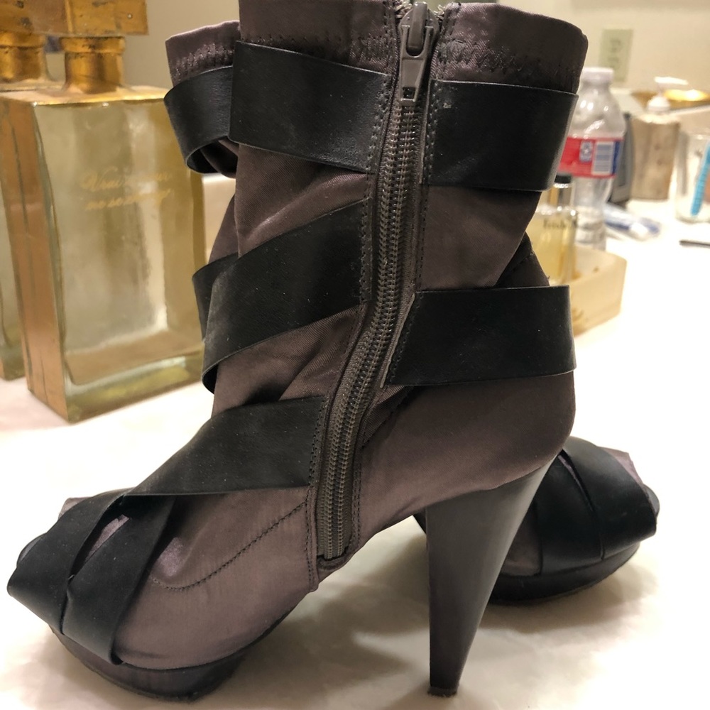 Dollhouse bootie, peep toe, stretch fabric, Sz 6.5 - Picture 8 of 10